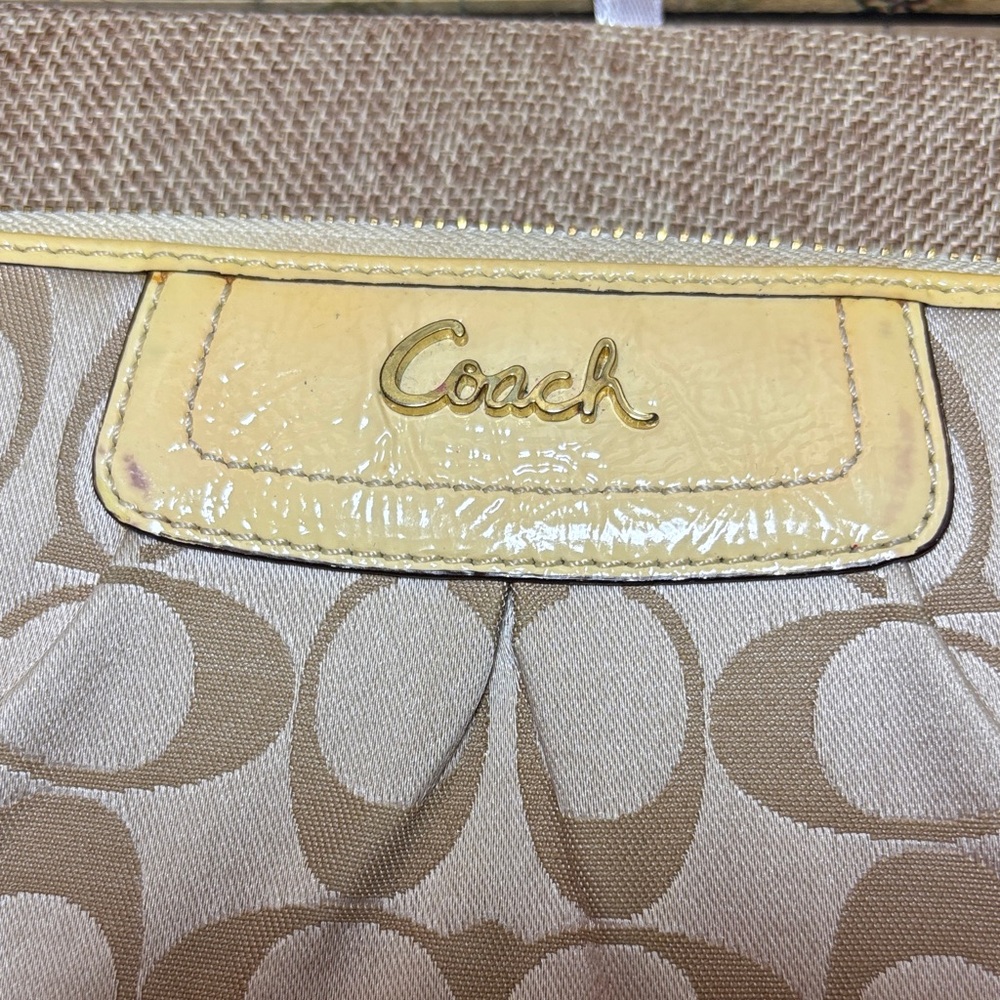 Coach Signature C Gold Beige Full Zip Around Wallet 7.75”Lx4”H Creamy Yellow
